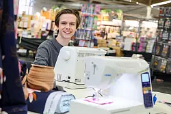 Der 15-Jährige hat auch bereits ein Buch zum Thema geschrieben. - © Christoph Reichwein/dpa