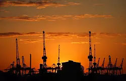 Deutsche Wirtschaft in der Krise: Die k&uuml;nftige Bundesregierung muss nach Einsch&auml;tzung von Commerzbank-Chefvolkswirt J&ouml;rg Kr&auml;mer ein Aufbruchsignal senden (Archivbild) - &copy; Christian Charisius/dpa