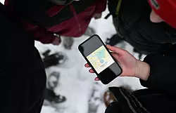 Sch&uuml;ler blicken auf ein Smartphone, das den Schulausfall f&uuml;r den Landkreis Leer anzeigt. - &copy; Lars Penning/dpa