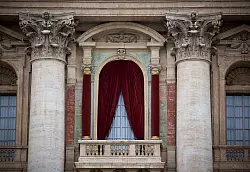 Kurz nach der Papstwahl wird sich der neugewählte Papst auf dem Balkon den Gläubigen zeigen. (Archivbild) - © picture alliance / dpa