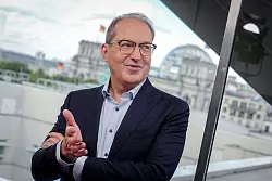 Bundesinnenminister Alexander Dobrindt (CSU) sagt: &laquo;Unser Ziel ist klar: Die Abwehrf&auml;higkeit und Resilienz unserer kritischen Infrastrukturen muss geh&auml;rtet werden.&raquo; - &copy; Kay Nietfeld/dpa