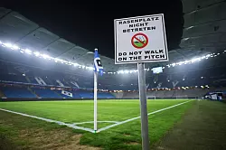 Die Bundesliga-Partie zwischen dem Hamburger SV und Bayer Leverkusen im Volksparkstadion ist wegen der Folgen des Winterwetters kurzfristig abgesagt worden. - &copy; Christian Charisius/dpa