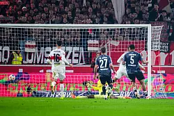 Nikolas Nartey schoss den VfB Stuttgart kurz vor Schluss zum Sieg &uuml;ber Eintracht Frankfurt. - &copy; Tom Weller/dpa