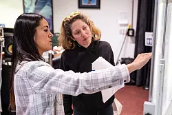 Veronica Velasquez (links) ist die treibende Kraft hinter dem Venice Helping Hub. - &copy; Maximilian Haupt/dpa