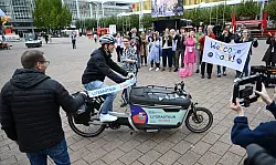 Freunde und Familie erwarteten Lennart Schaefer am Ziel. - &copy; Arne Dedert/dpa