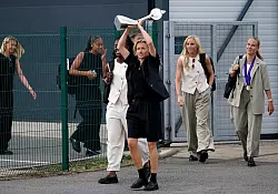 Englands Kapitänin Leah Williamson präsentiert den Pokal stolz für die Fans. - © Yui Mok/PA Wire/dpa