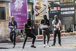 Bewaffnete Pal&auml;stinenser schie&szlig;en w&auml;hrend der Razzia im Fl&uuml;chtlingslager Dschenin auf israelische Armeekr&auml;fte. - &copy; Nasser Ishtayeh/SOPA Images via ZUMA Press Wire/dpa