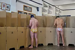 Typisch «Aussie»: Vom Strand direkt ins Wahllokal. - © Mark Baker/AP/dpa