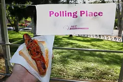 Die Demokratiewurst hat bei Wahlen in Down Under eine lange Tradition. - © Pat Hoelscher/AP/dpa