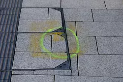 Auf dem Bahnsteig finden sich noch Markierungen der Ermittler. - © Georg Wendt/dpa