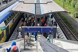 Wenige Stunden nach dem Messerangriff mit 18 Verletzten läuft im Hamburger Hauptbahnhof wieder der Verkehr. - © Georg Wendt/dpa