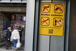 Im Hamburger Hauptbahnhof gilt seit 2023 ein Waffenverbot. Dazu gehören auch Messer. - © Georg Wendt/dpa