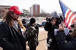 An verschiedenen Orten in den USA wurden Verurteilte der Kapitol-Attacke aus dem Gefängnis entlassen. - © Jose Luis Magana/FR159526 AP/dpa