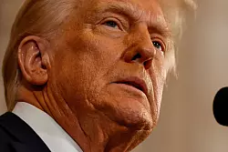 Trump rechtfertigt seine Entscheidung und weicht kritischen Nachfragen aus. - © Chip Somodevilla/Pool Getty Images/AP/dpa