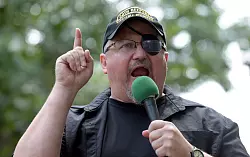 Auch der Gründer der «Oath Keepers», Stewart Rhodes, wurde nach dem Angriff zu einer langen Haftstrafe verurteilt. (Archivbild) - © Susan Walsh/AP/dpa