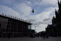 Der Bahnhofsvorplatz und ein Teil des K&ouml;lner Doms, fast zehn Jahre sp&auml;ter. - &copy; Rolf Vennenbernd/dpa