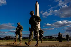 Nationalgardisten patrouillieren in der US-Hauptstadt. - © Julia Demaree Nikhinson/AP/dpa