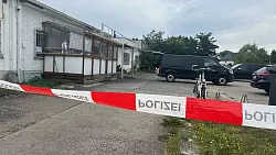 Am Morgen r&uuml;ckt die Polizei nicht nur zum IZF aus. - &copy; Lutz Deckwerth/dpa