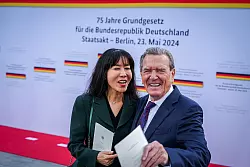 Auch der fr&uuml;here Bundeskanzler Gerhard Schr&ouml;der und So-yeon Schr&ouml;der-Kim nahmen beim Staatsakt in Berlin teil. - &copy; Kay Nietfeld/dpa