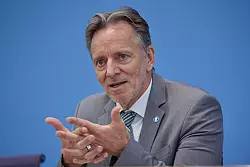 BKA-Chef M&uuml;nch sieht in den Grenzkontrollen eine wirksame Ma&szlig;nahme zur Bek&auml;mpfung von Schleuserbanden. (Archivbild) - &copy; J&ouml;rg Carstensen/dpa