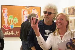 Selfie mit BAP-Musiker Wolfgang Niedecken bei Ausstellungser&ouml;ffnung in Koblenz. - &copy; Thomas Frey/dpa