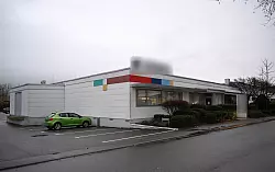 Am Tag danach suchten Ermittler nach Spuren in der Firma. - © Bernd Weißbrod/dpa