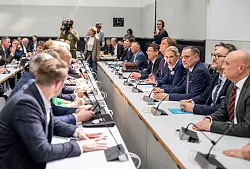 Die AfD macht demonstrativ eine Probesitzung im ehemaligen FDP-Sitzungssaal, um zu zeigen, wie eng es ist. - © Michael Kappeler/dpa