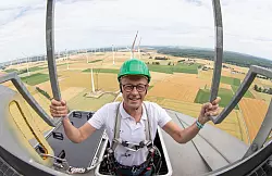 Der Kanzler hat sich Windr&auml;der schon aus der N&auml;he angeschaut, kann &auml;sthetisch aber nicht viel mit ihnen anfangen. - &copy; Friso Gentsch/dpa