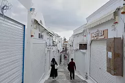 Die griechische Insel Santorin stand zuletzt wegen einer langen Erdbebenserie in den Schlagzeilen. Zuletzt bebte vor Kreta die Erde, diesmal vor Rhodos. - © Petros Giannakouris/AP/dpa-tmn