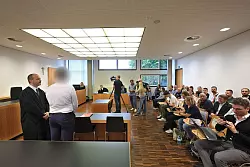 Der Verteidiger (links) des Polizisten hatte eine Strafe von unter einem Jahr auf Bewährung gefordert. - © Karl-Josef Hildenbrand/dpa