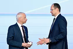 BASF-Finanzchef Dirk Elvermann erläutert die Geschäftsentwicklung. - © Uwe Anspach/dpa