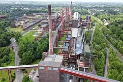 Vom Schwefelgeruch zum Besucherhighlight: Neue Stationen des Denkmalpfads auf der Zeche Zollverein machen die Arbeit in der einst größten Zentralkokerei Europas erlebbar. - © Federico Gambarini/dpa/dpa-tmn