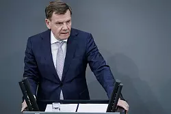 Außenminister Wadephul sieht die Europäer bei Gesprächen über Irans Nuklearprogramm in einer guten Position. - © Carsten Koall/dpa