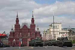 Zahlreiche Panzer rollten bei der Milit&auml;rparade &uuml;ber den Roten Platz. - &copy; Ulf Mauder/dpa