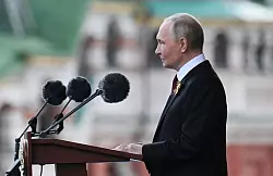 Der russische Pr&auml;sident Wladimir Putin setzte in seiner Rede den Kampf gegen Nazi-Deutschland mit dem aktuellen Krieg gegen die Ukraine gleich. - &copy; Ilya Pitalev/Photo host agency RIA Novosti/AP/dpa