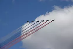 Auch eine Flugshow geh&ouml;rte zur Milit&auml;rparade auf dem Roten Platz. - &copy; Ulf Mauder/dpa