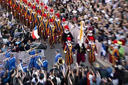 Die Schweizergarde wird den neuen Papst bewachen. Sie marschierte gleich nach seiner Wahl auf dem Petersplatz auf. - © Marijan Murat/dpa