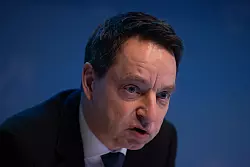 Jürgen Kayser, Leiter des Verfassungsschutzes Nordrhein-Westfalen, stellt den Lagebericht zu Rechtsextremismus vor. - © Rolf Vennenbernd/dpa