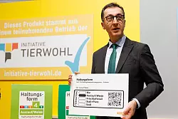Minister Cem &Ouml;zdemir zeigt das k&uuml;nftige staatliche Tierhaltungslogo. (Archibild) - &copy; Carsten Koall/dpa