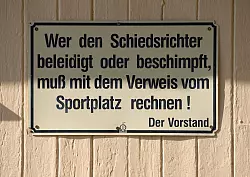 Immer wieder gibt es Beleidigungen gegen Schiedsrichter. - © Robert Michael/dpa-Zentralbild/dpa