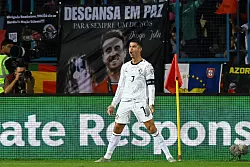 Superstar Cristiano Ronaldo trifft bei Portugals Auftaktsieg in Armenien doppelt. - © Hakob Berberyan/AP/dpa