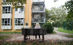 Auch wenn ein Satz mal l&auml;nger dauert: nicht unterbrechen. Geduld hilft bei der Kommunikation mit Menschen, die an Demenz erkrankt sind. - &copy; Peter Kneffel/dpa