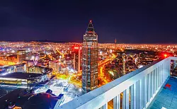 Die neue EU-Behörde AMLA mit Sitz im Frankfurter Messeturm soll Geldwäsche bekämpfen (Archivbild) - © Andreas Arnold/dpa