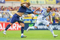 Schalkes Kapit&auml;n Kenan Karaman (r) ist nach seiner Meniskusverletzung wieder zur&uuml;ck im Team. - &copy; Jan Woitas/dpa