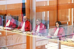 Der Erste Senat lehnte die Beschwerde der DFL im Polizeikostenstreit ab. - © Uli Deck/dpa