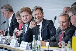 Robert Habeck (Mitte rechts, B&uuml;ndnis 90/Die Gr&uuml;nen), Bundesminister f&uuml;r Wirtschaft und Klimaschutz, und Patrick Graichen (Mitte links), Staatssekret&auml;r im Bundesministerium f&uuml;r Wirtschaft und Klimaschutz. - &copy; Kay Nietfeld/dpa
