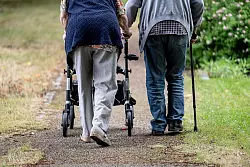 Der Pflegebedarf wird aufgrund vieler Hochaltriger in Zukunft voraussichtlich ansteigen. (Symbolbild) - © Fabian Sommer/dpa