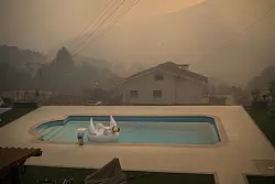 Im beliebten Urlaubsland brannte es im Sommer lichterloh. (Archivbild) - © Elena Fernandez/ZUMA Press Wire/dpa