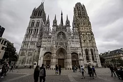 Die Kathedrale von Rouen ist das Wahrzeichen der Hauptstadt der Normandie (Archivbild). - © Sameer Al-Doumy/AFP/dpa
