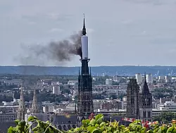 Die Flammen über dem Turm der Kathedrale von Rouen waren weithin sichtbar. - © Patrick Streiff/AFP/dpa